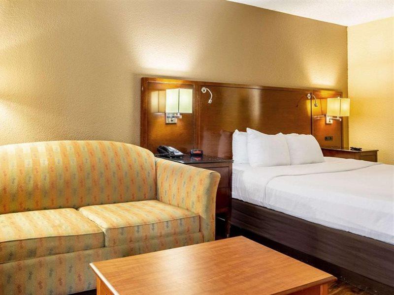 Econo Lodge Naval Station Norfolk Bagian luar foto