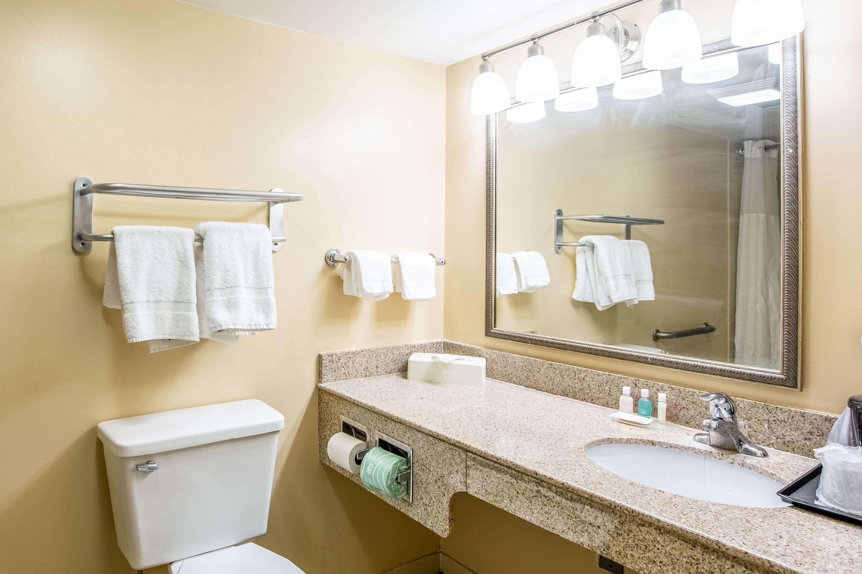 Econo Lodge Naval Station Norfolk Bagian luar foto