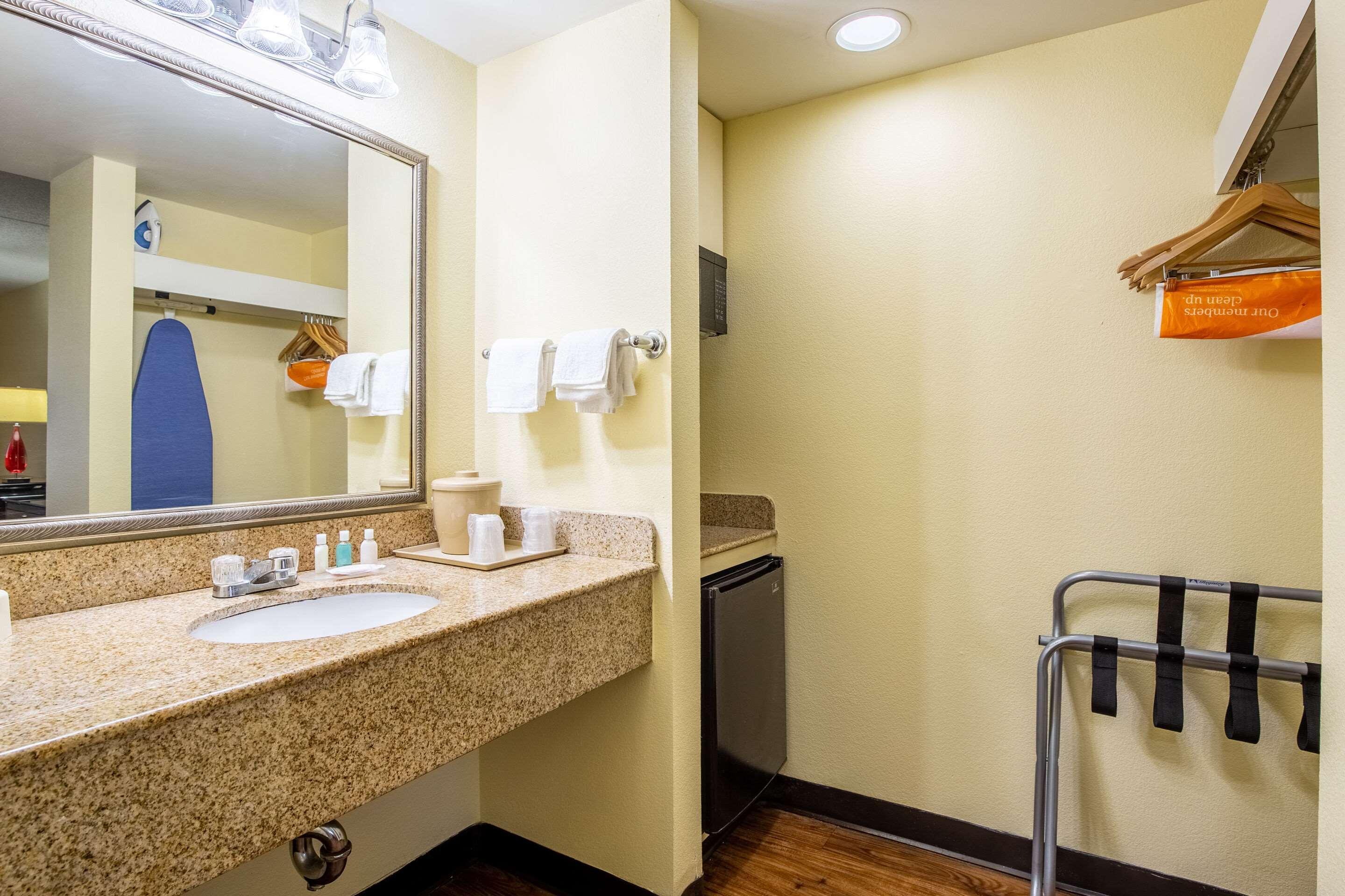 Econo Lodge Naval Station Norfolk Bagian luar foto